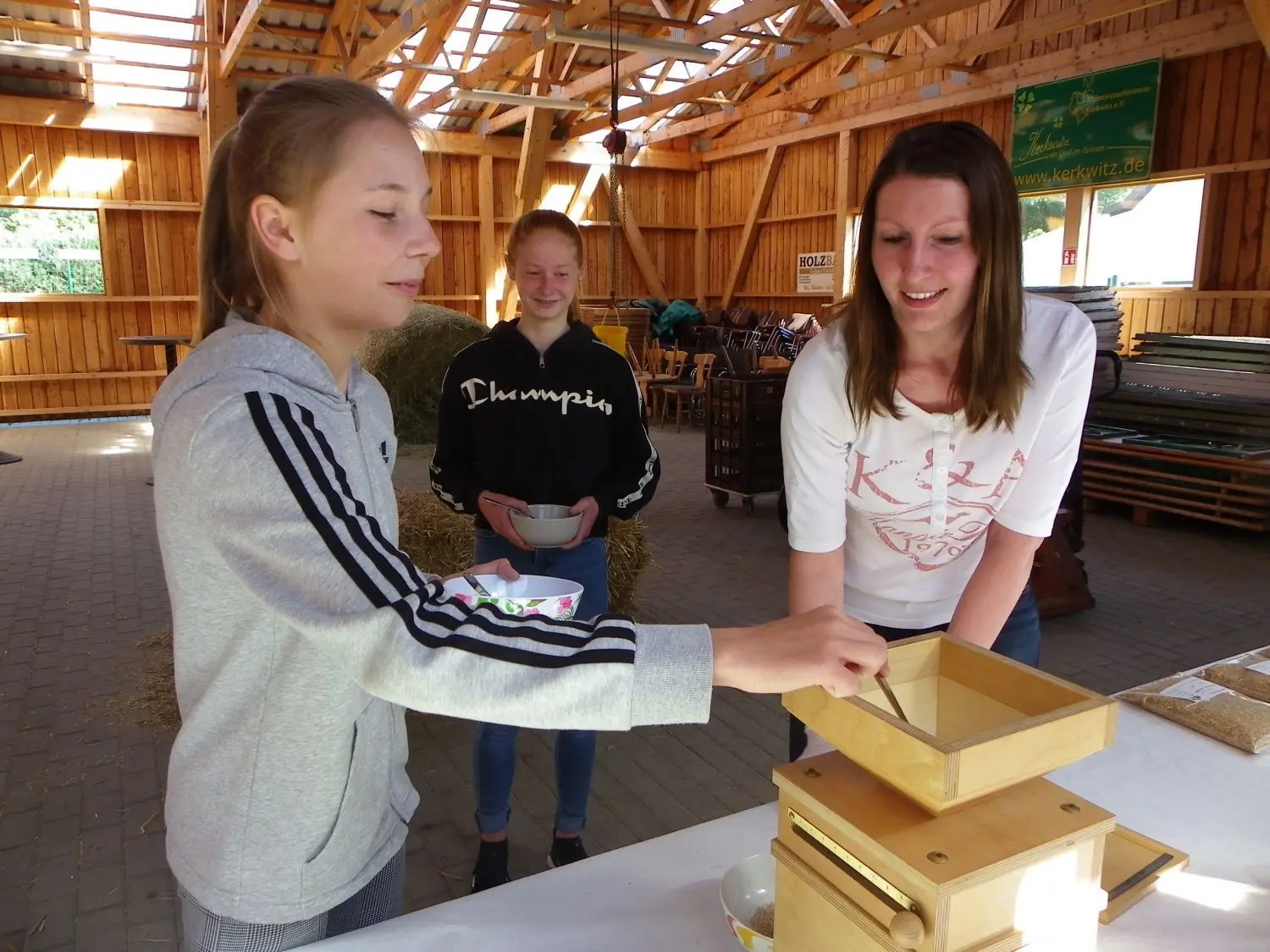 Lara Manke (l.) und Renée Wolf (M.) stellten gemeinsam mit ihrer Biologie-Lehrerin Linda Schmidt ihre eigenen Müsli her.