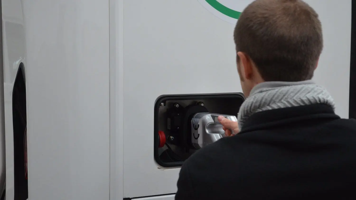 Der E-Ikarus im Hoyerswerdaer Test: Am Abend kommt er an die Ladestation.