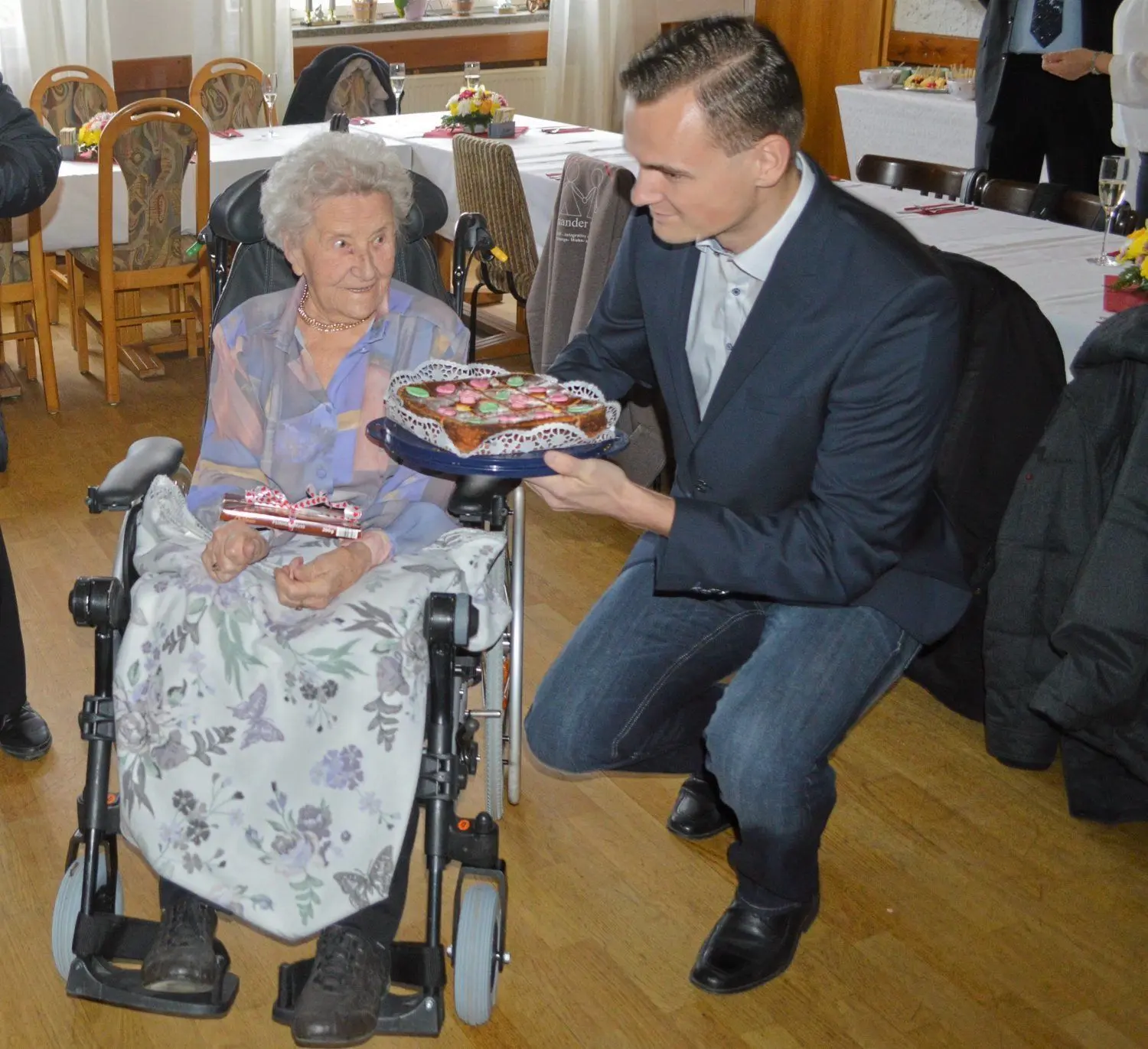 Enkel Rick Heyne überbringt die Geburtstagstorte. Er und Bruder Max haben Ilse Gollasch von Herzen gern und verdanken der 100-Jährigen viel.