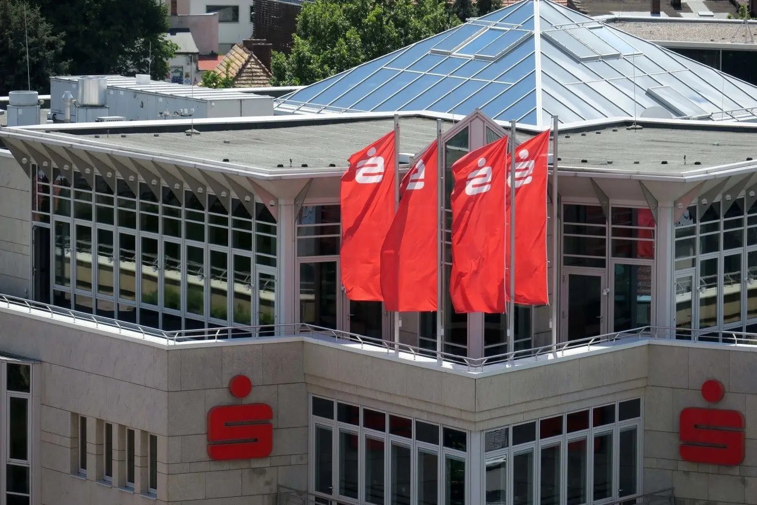 Das Finanzministerium hat um eine Prüfung des Kredits der Sparkasse Spree-Neiße gebeten.