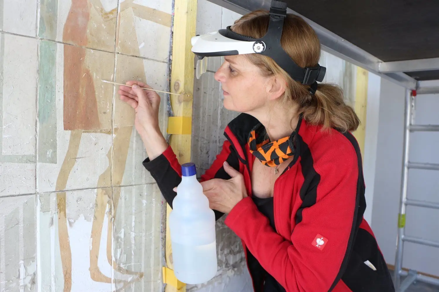Restauratorin Sigrun Freund aus Doberschau bei Bautzen reinigt Fliese umd Fliese mit einem Wattetupfer.