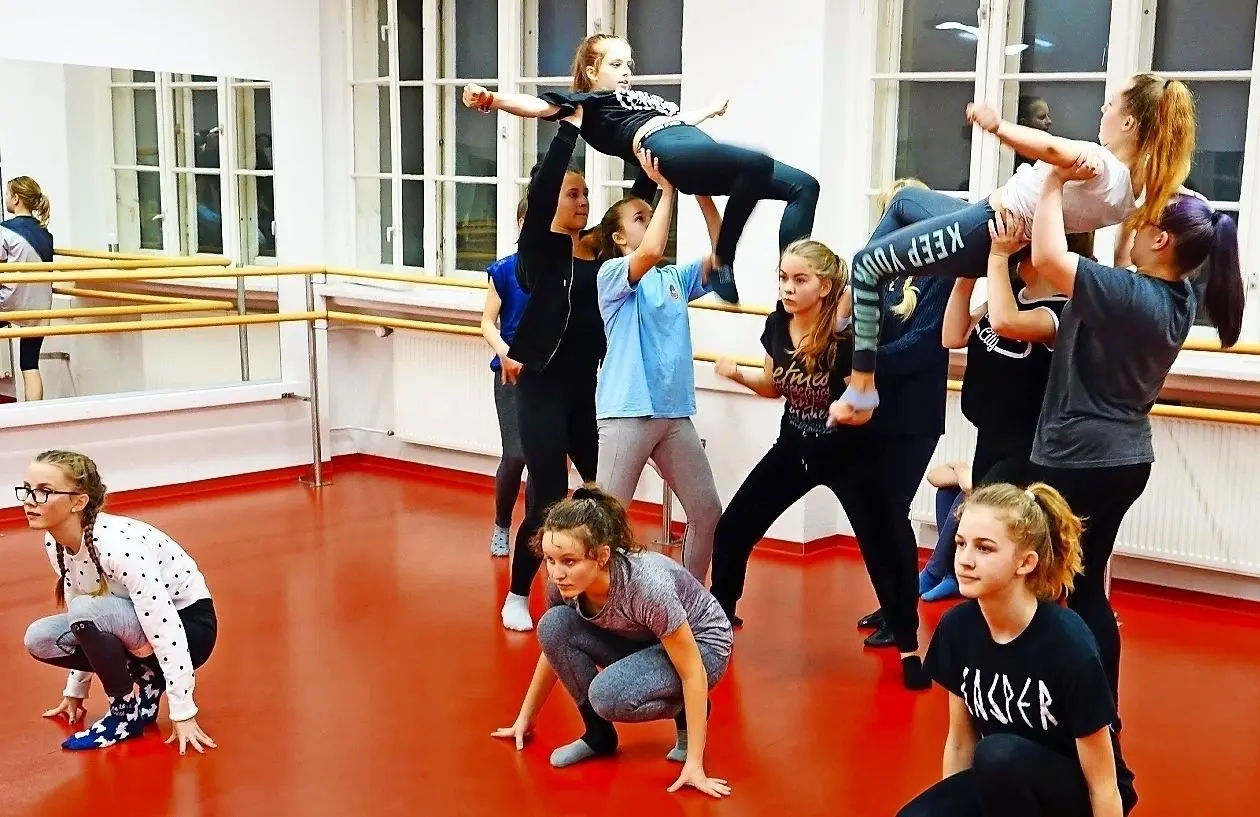 Gar nicht so einfach: Auch akrobatisches Geschick ist bei den Tanzdarbietungen des Kindermusicals gefragt.