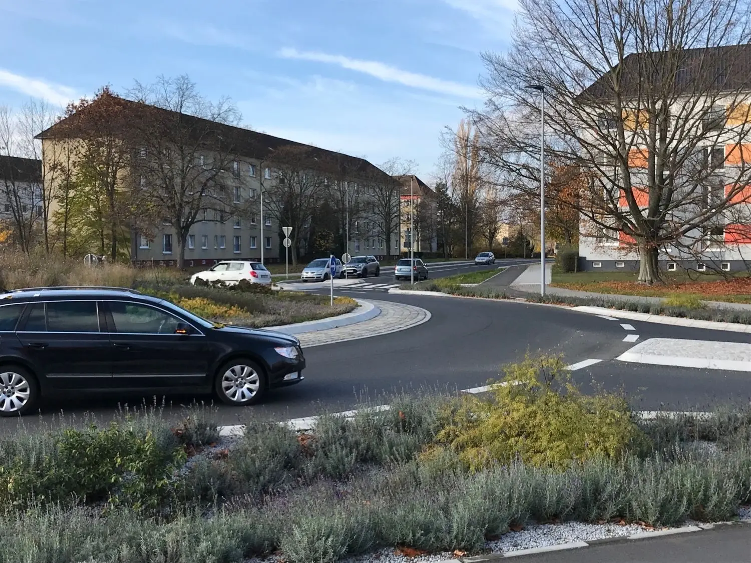 Impression vom neuen Kreisel in der Briesker Straße. In der Bildmitte zweigt die ebenfalls neu gebaute Wilhelm-Pieck-Straße ab. Dieses Vorhaben schlägt mit rund 2,9 Millionen Euro zu Buche.