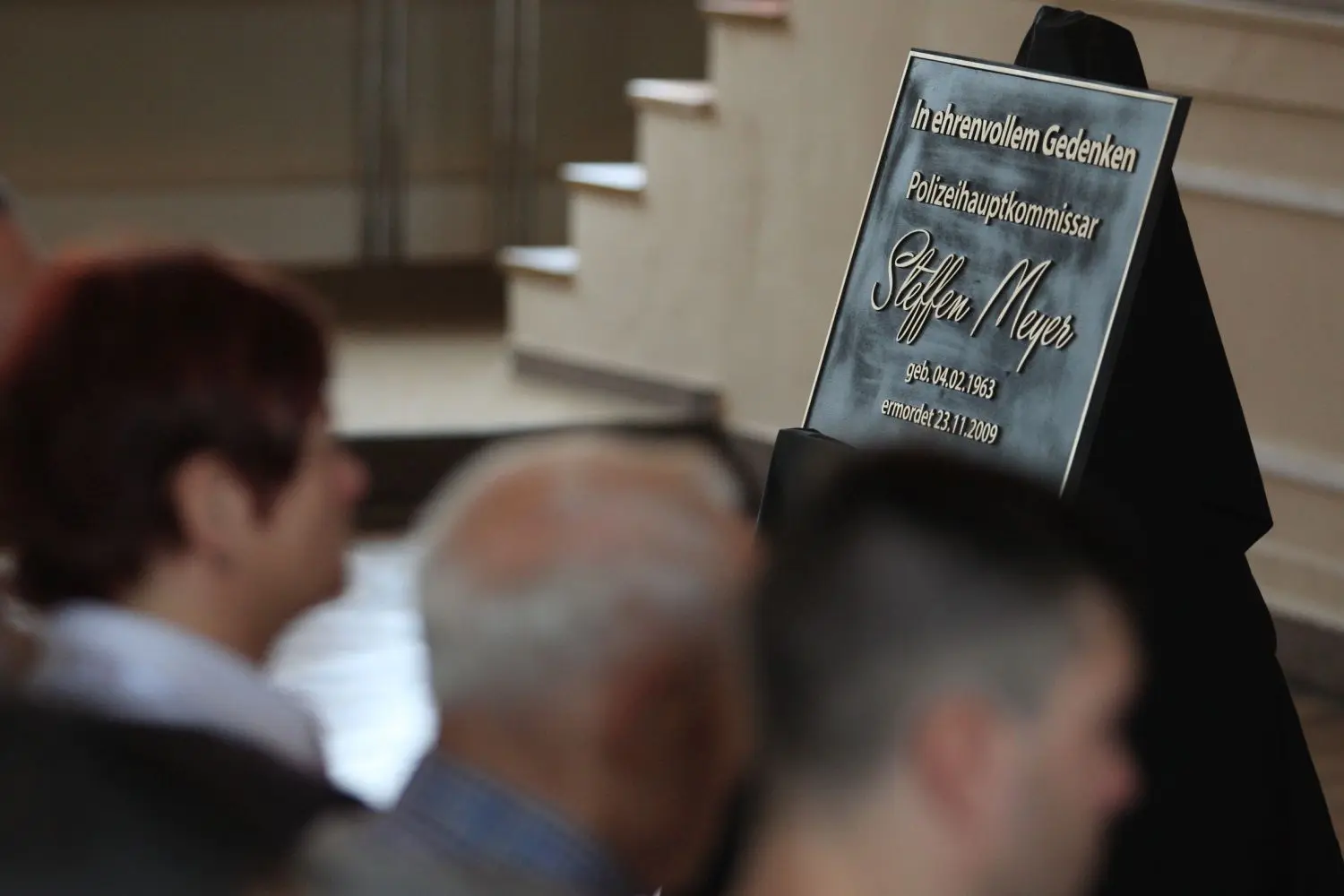 Gedenktafel für den ermordeten Polizeihauptkommissar Steffen Meyer⇥