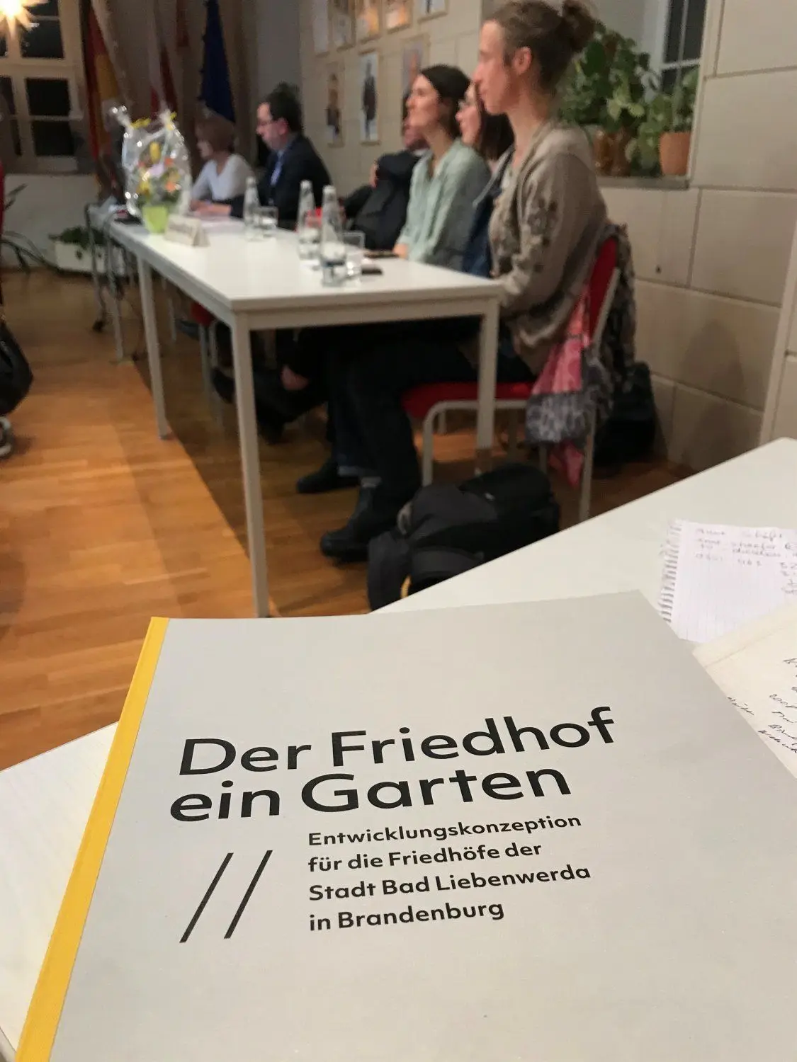 In der Stadtverordnetenversammlung haben Studenten der TU Dresden die von ihnen erarbeitete Friedhofskonzeption vorgestellt.