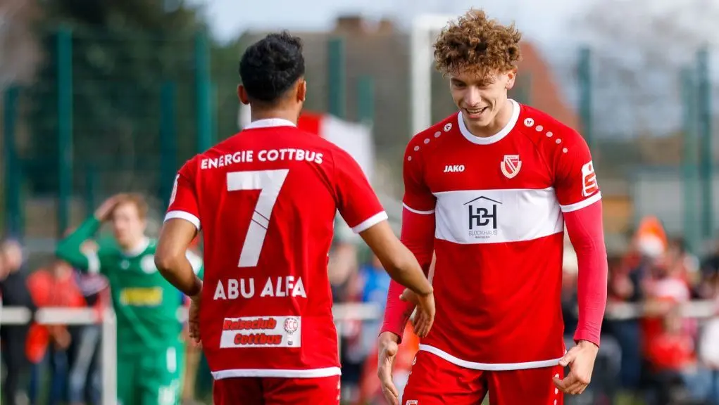 Doppeltorschütze Tim Heike (r.) von Energie Cottbus jubelt hier gemeinsam mit Ali Abu-Alfa.