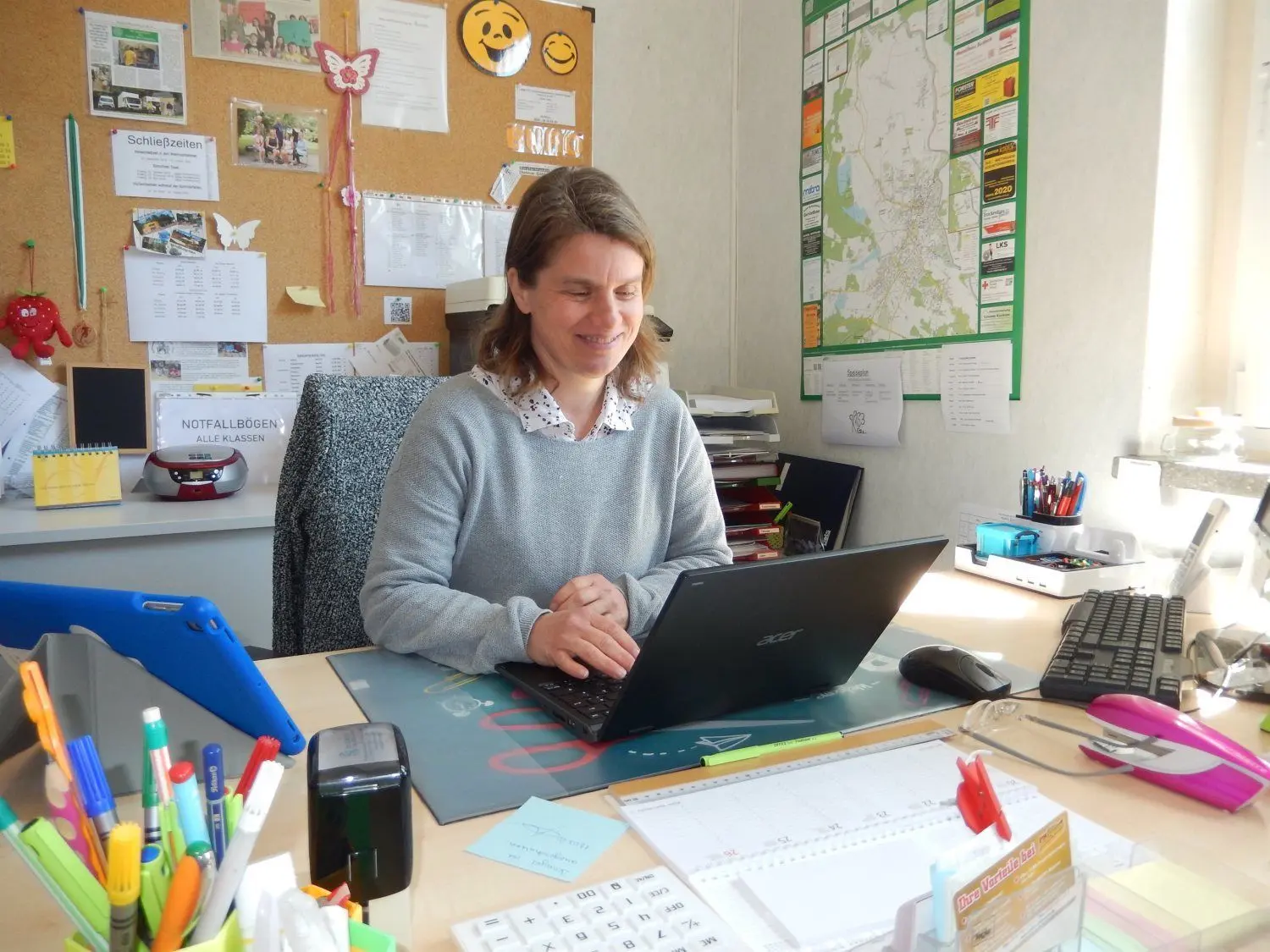 Schulleiterin und Englischlehrerin Katrin Böhm unterrichtet viele ihrer Schüler von der Archimedes Grundschule Forst wegen der Corona-Maßnahmen jetzt digital.
