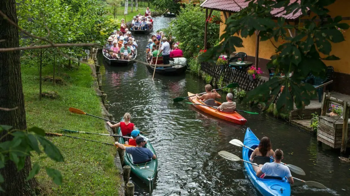 Paddeln und Kahnfahren in Lehde.
Der Tourismusverband Spreewald macht darauf aufmerksam, dass das Paddeln und Kahnfahren im Kerngebiet des Spreewalds kaum beeinträchtigt ist. Das Kerngebiet umfasst die bekannten und touristisch gut besuchten Spreewaldstädte Lübben, Burg, Schlepzig und Lübbenau mit Lehde (Freilandmuseum) und Leipe.