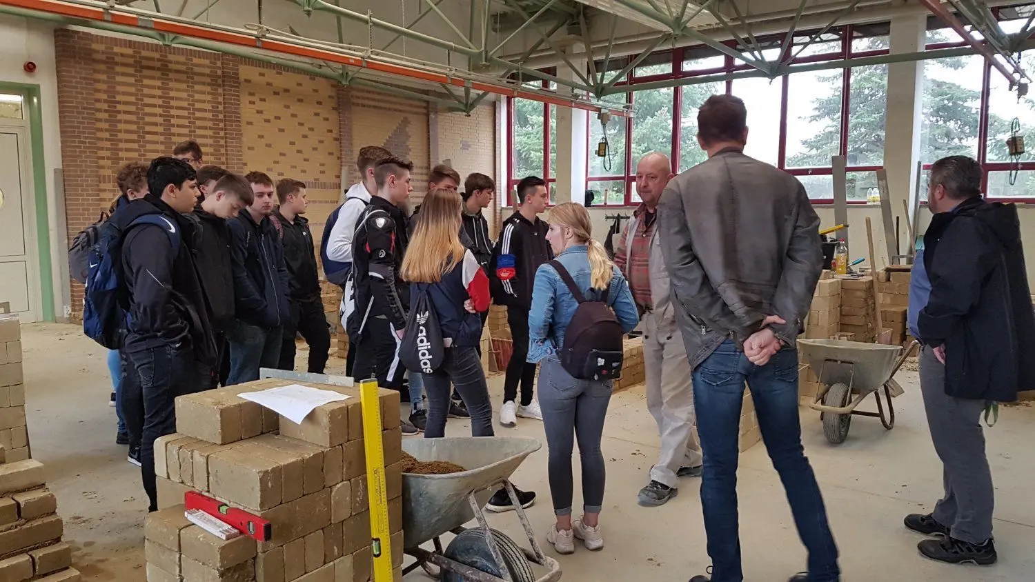 Im Lehrbauhof Großräschen (Oberspreewald-Lausitz) schnuppern Teilnehmer des beruflichen Gymnasiums plus Handwerk am Oberstufenzentrum Cottbus Praxisluft in Berufen des Bauhandwerk.