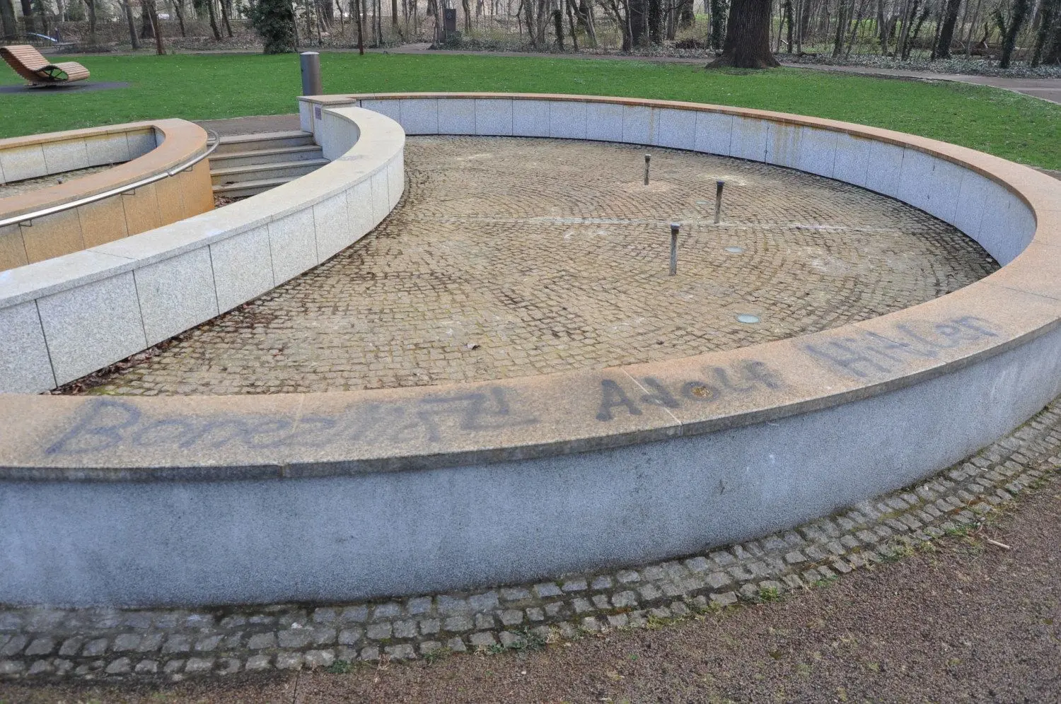 Mit verfassungsfeindlichen Symbolen und Schriftzügen beschmiert wurde der Brunnen im Kurpark Bad Liebenwerda.