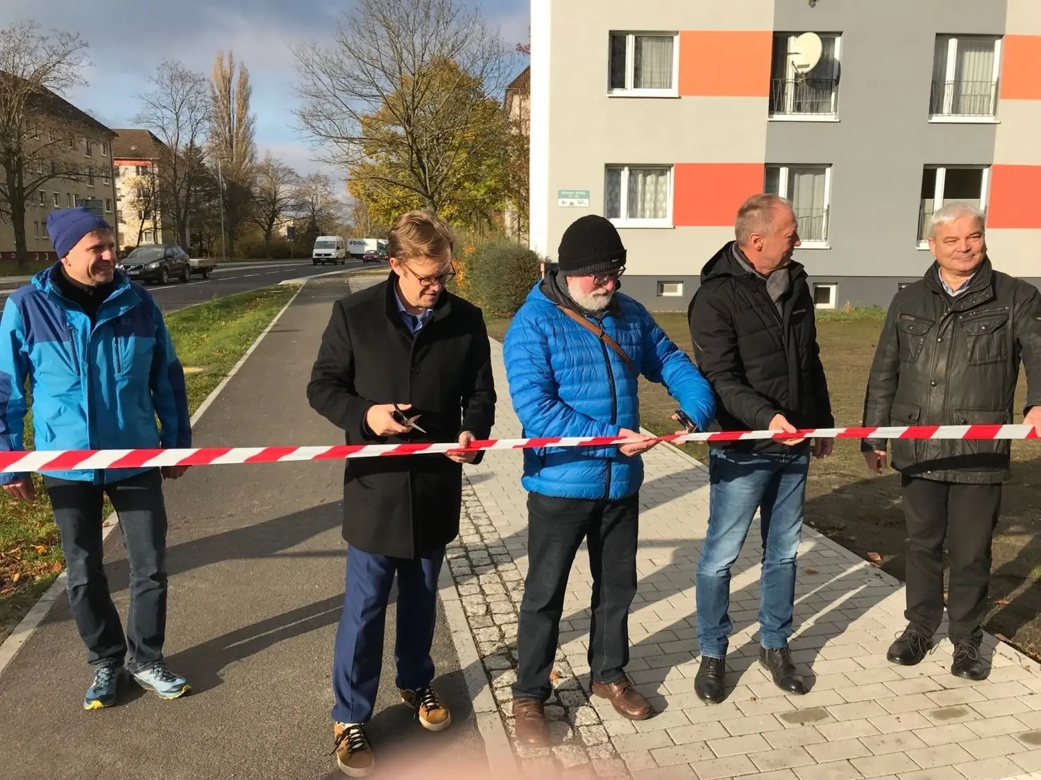 Symbolischer Banddurchschnitt in der Wilhelm-Pieck-Straße von Senftenberg mit Bauamtsleiter Carsten Henkel, Bürgermeister Andreas Pfeiffer, Stadtverordnetenvorsteher Peter Rolf Rössiger, Michael Gollee von der Firma Matthäi sowie Tiefbauamtsleiter Frank Hellmund (v.l.n.r.).