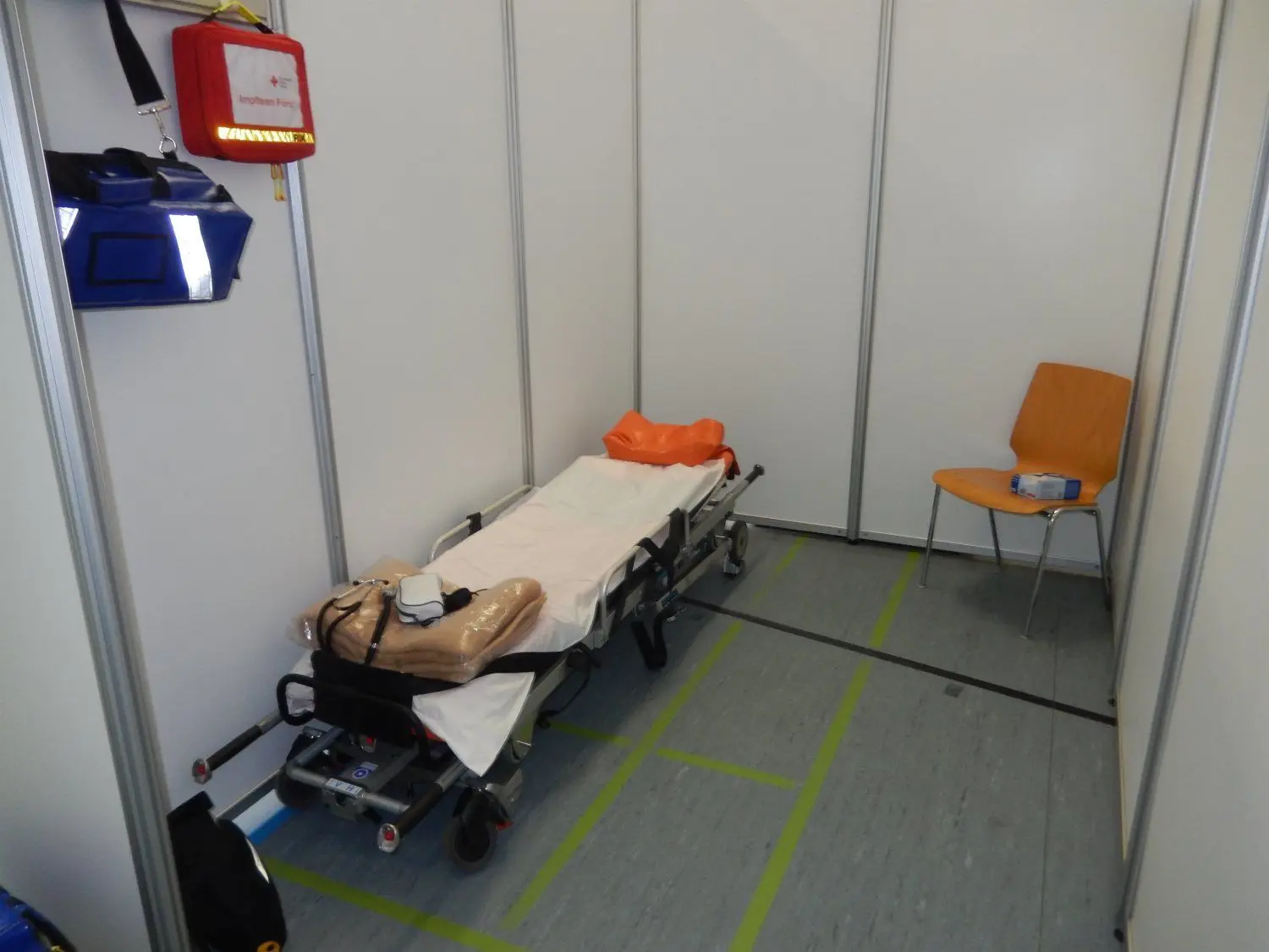 Für den Notfall steht im Impfzentrum auch ein Raum mit Liege bereit.