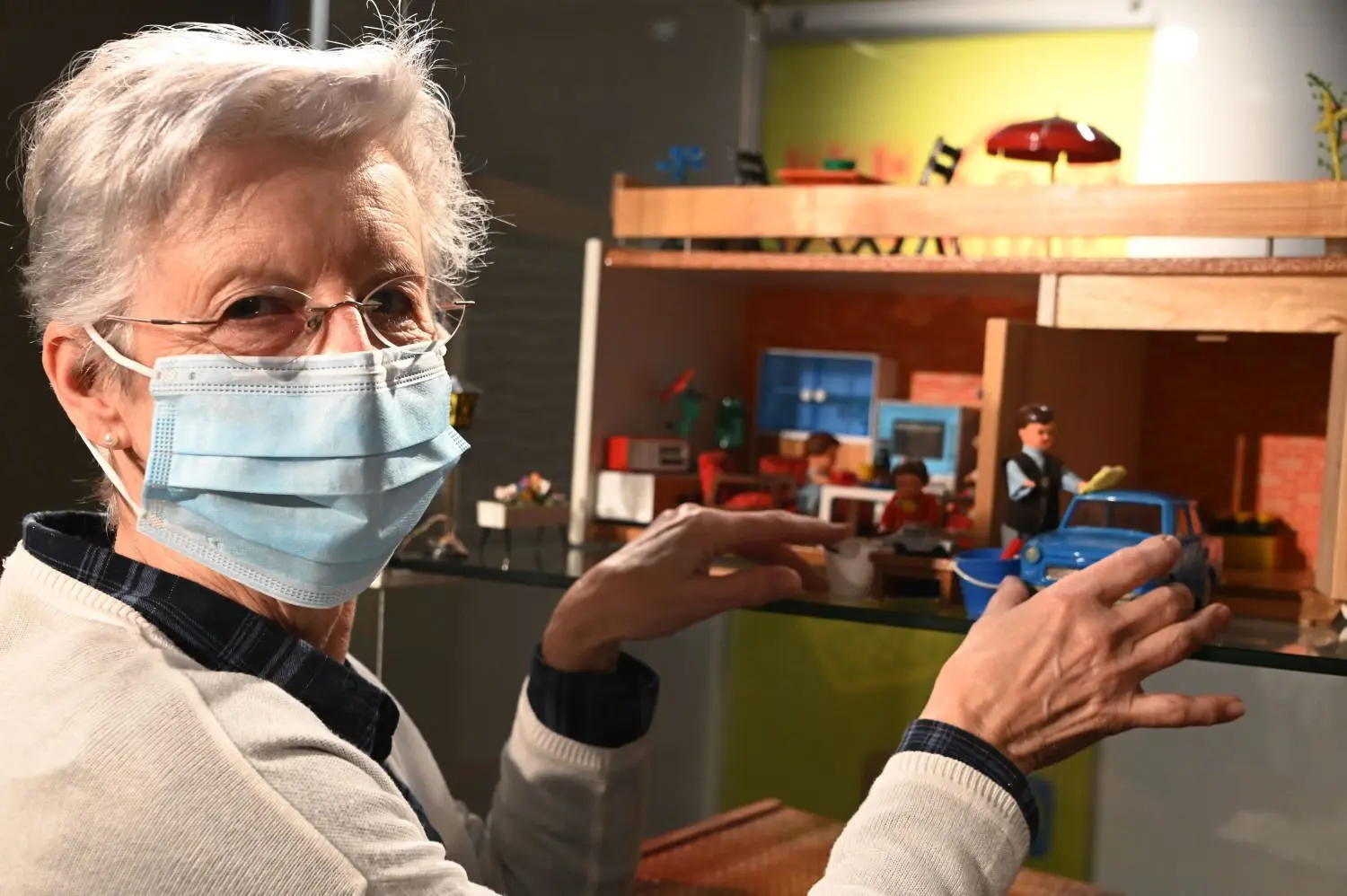 Eines der Lieblingsstücke von Kuratorin Dagmar Pfeifer ist ein Puppenhaus aus der Zeit Mitte der 1960er-Jahre. „Da war ich ungefähr acht Jahre alt. Mein Papa hatte mir ein Puppenhaus gebaut, und meine Mama hat die Dekorationen gebastelt und die Puppenkleider geschneidert. Damit durfte ich dann aber nur zu Weihnachten spielen. Deshalb war es etwas ganz Besonderes.“