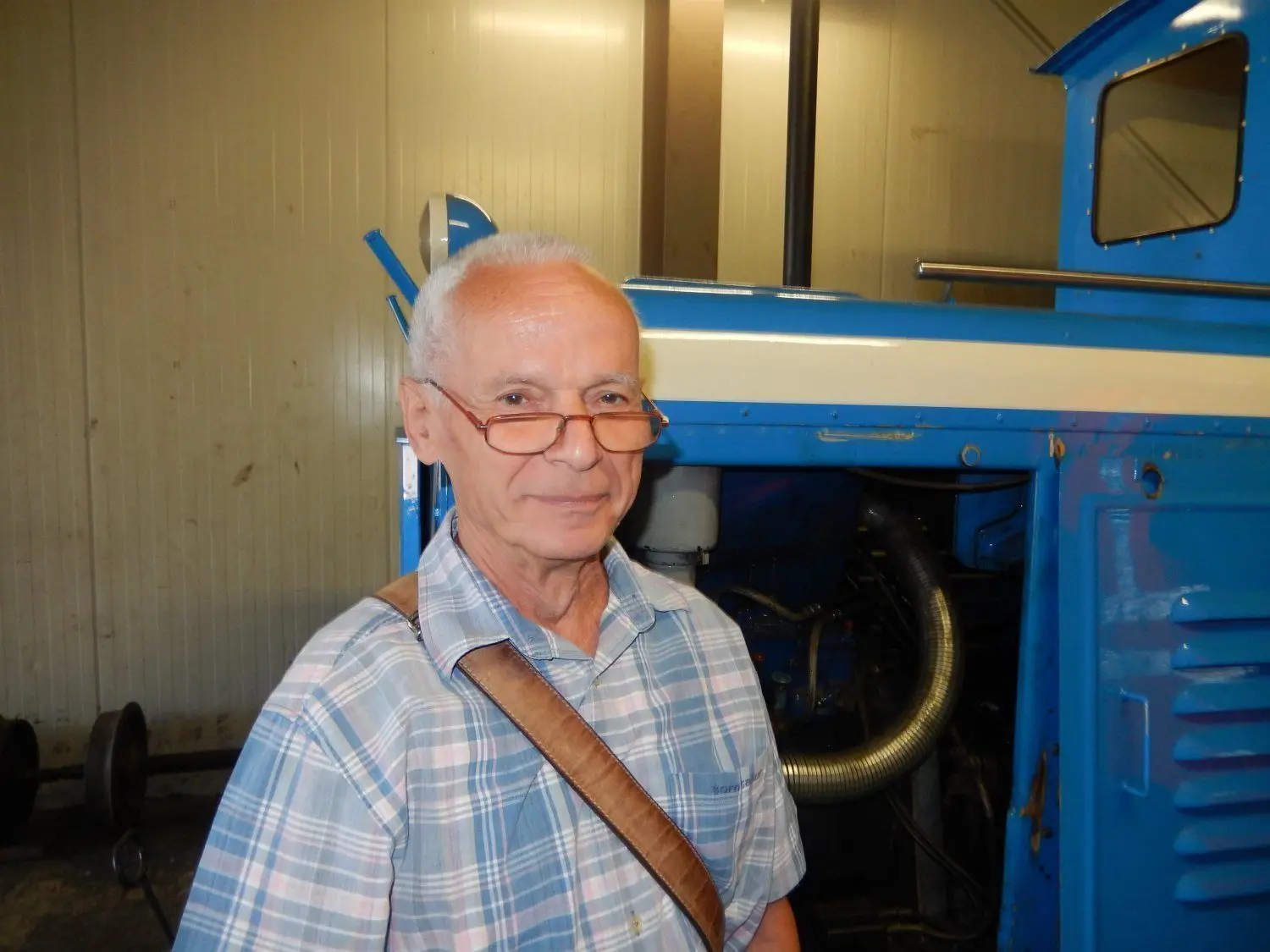 Klaus Dieter Gärtner, Teilnehmer der RUNDSCHAU-Sommertour, in der Werkstatt der Parkeisenbahn Cottbus.