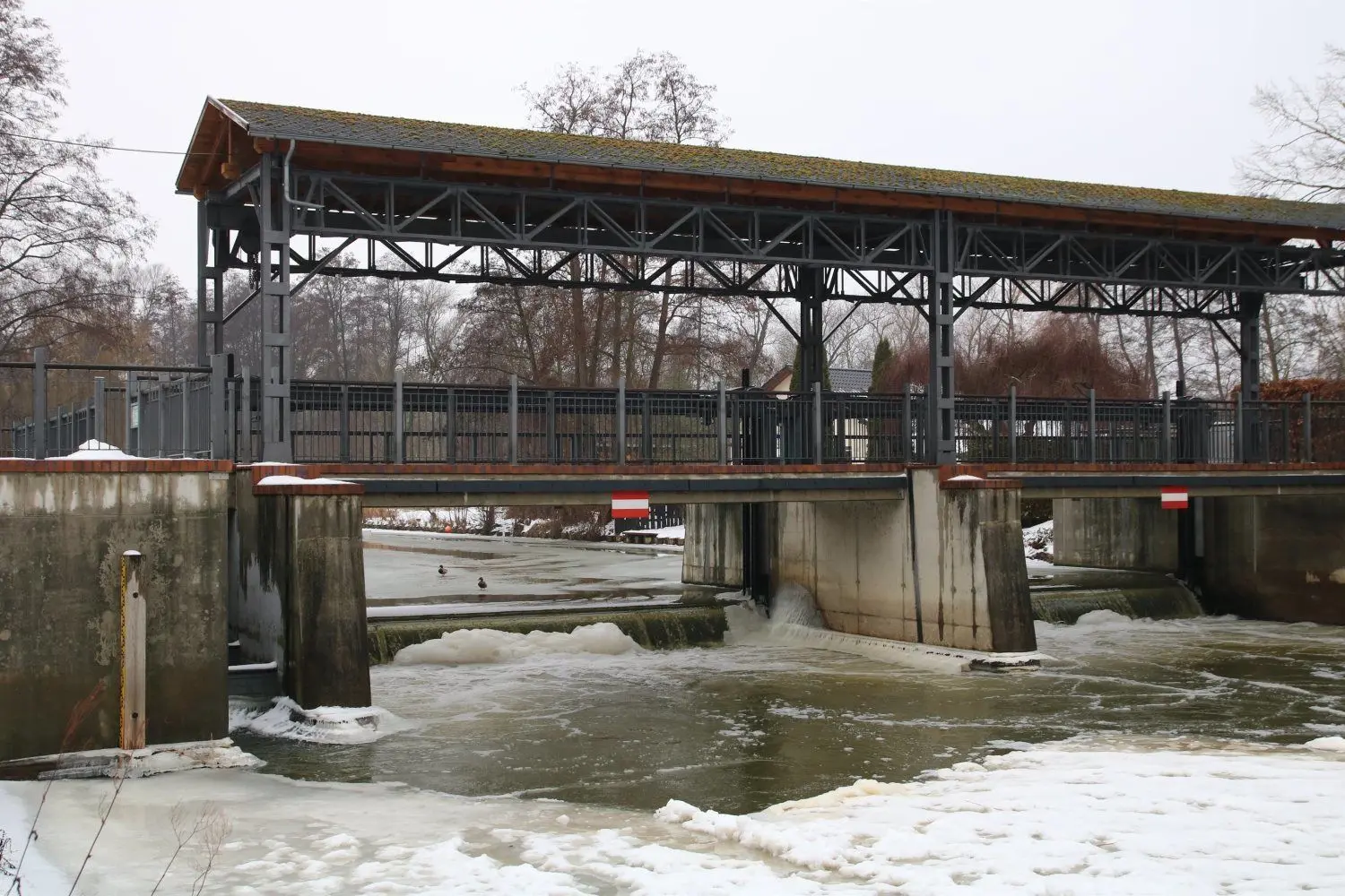 Droht nach der Schneeschmelze im Spreewald ein Hochwasser? Das Eis am Wehr im Lübbener Umflutkanal behindert den Ablauf des Wassers nicht.