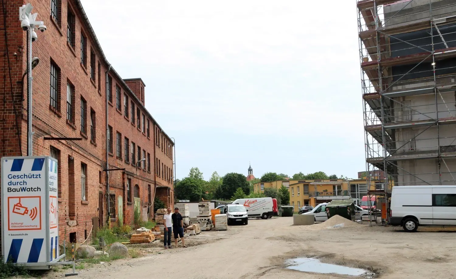 Die neue Stadthalle für Finsterwalde  (r.), und die alte Weberei als Künstlerrefugium (l.) könnten sich inhaltlich gut ergänzen. Doch welche Pläne hat die Stadt mit dem Denkmalbau?