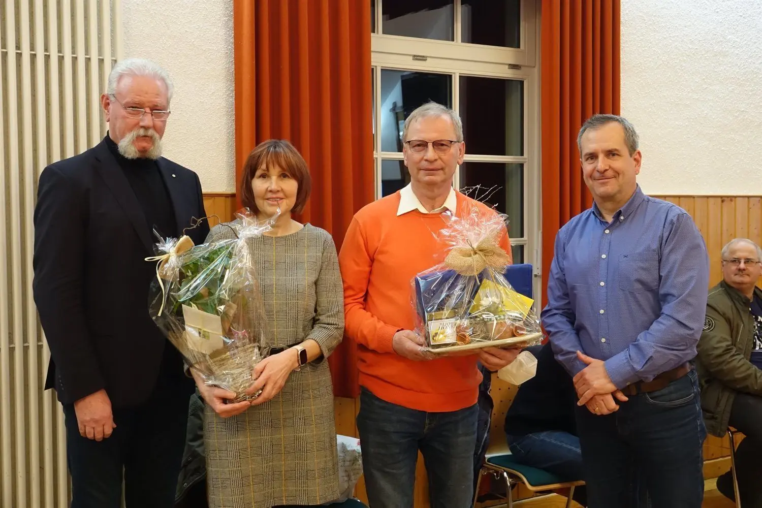 Sylvia Weihrauch und Lothar Ahr (2.v.r.) sind jüngst im Gemeinderat Schleife verabschiedet worden. Ortsvorsteher Wolfgang Goldstein (l.) und Bürgermeister Jörg Funda fanden dafür herzliche Worte.