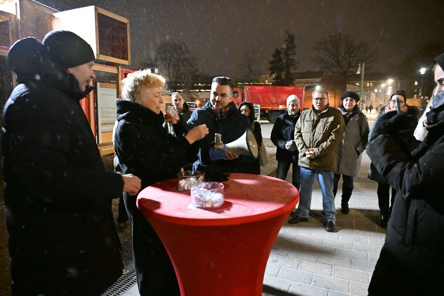 Gesine Schwan und Oberbürgermeister Tobias Schick ziehen die Namen der Cottbuser aus einer Losbox, die künftig im Kommunalen Entwicklungsbeirat mitarbeiten sollen.