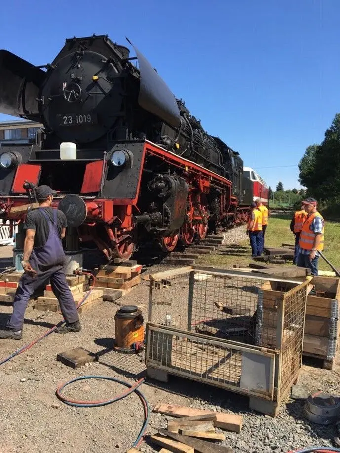 Rettungsaktion und Kraftakt in einem: Spezialisten der Pressnitztalbahn hieven die entgleiste Dampflok 23 10 19 im Jahr 2017 nach einem Unfall in Chemnitz mit Hydraulikhebern auf ein eigens errichtetes Behelfsgleis.