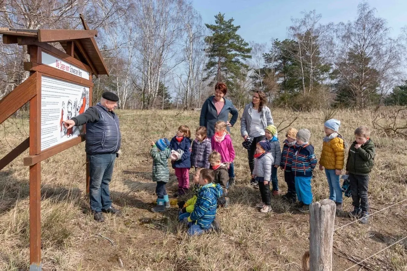Ortschronist Manfred Kliche erzählt interessierten Kindern und ihren Erziehern gern die Sage vom Riesen auf dem Schwarzen Berg.