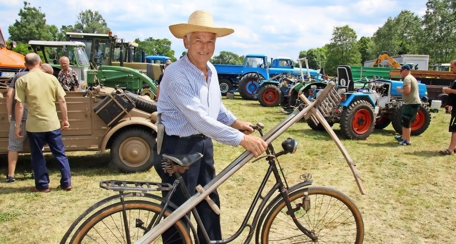 Gerhard Max Karl Lalowski präsentiert historische Mähwerkzeuge. Sein Fahrrad hat bereits rund 85 Jahre auf dem Buckel.