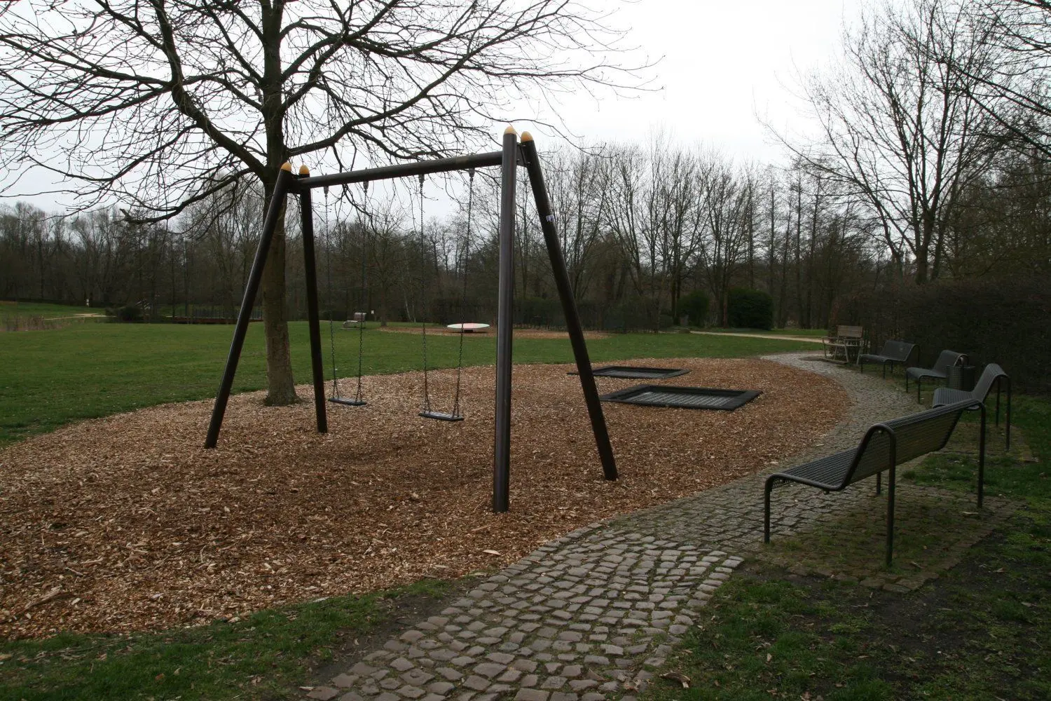 Der Spielplatz auf der Schlossinsel soll durch einen interaktiven Sagenpfad ergänzt werden. Geld des Kreises ist zugesagt.