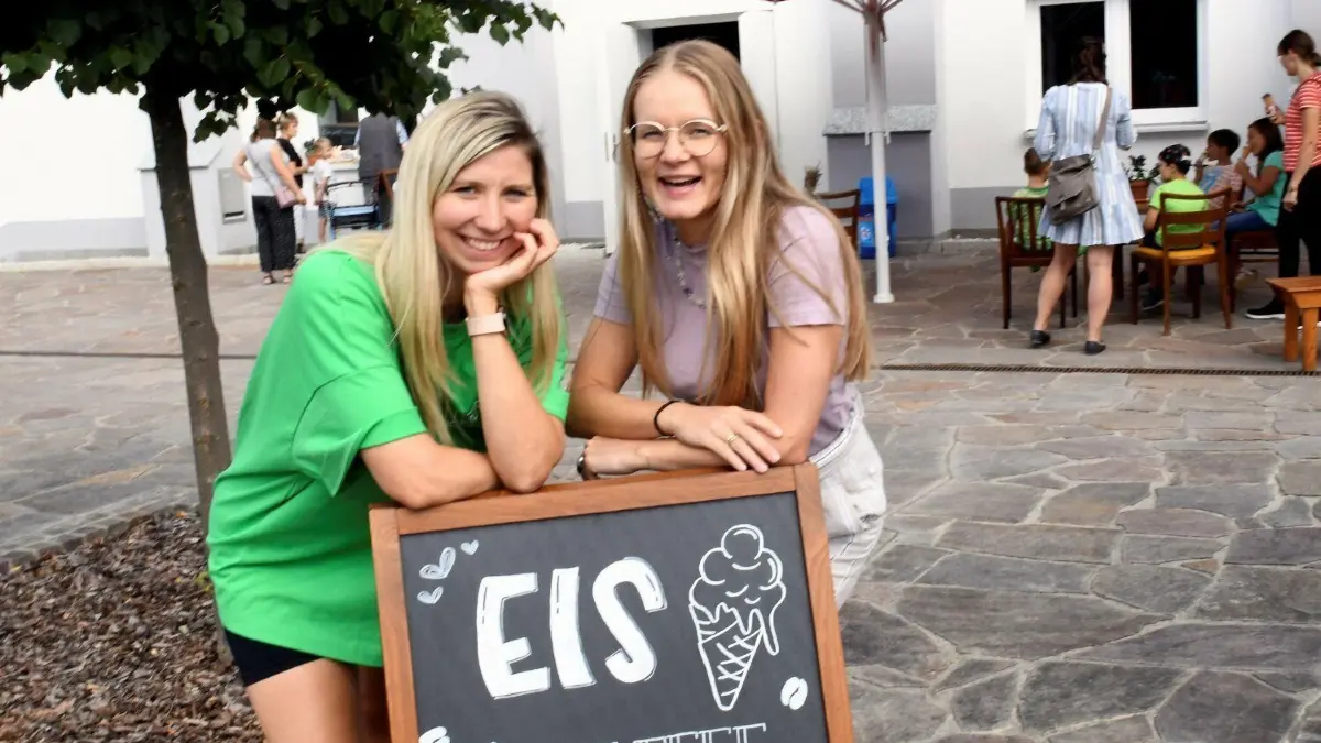 Sarah Hilke und Joanna Dzwiga (r.) sind die neu eingestellten Mitarbeiterinnen der ArTour GmbH, die für das Kino-Kulturwerk Rietschen verantwortlich zeichnen.
Sarah Hilke und Joanna Dzwiga sind die neu eingestellten Mangerinnen, die für das Kino-Kultuwerk Rietschen verantwortlich zeichnen.