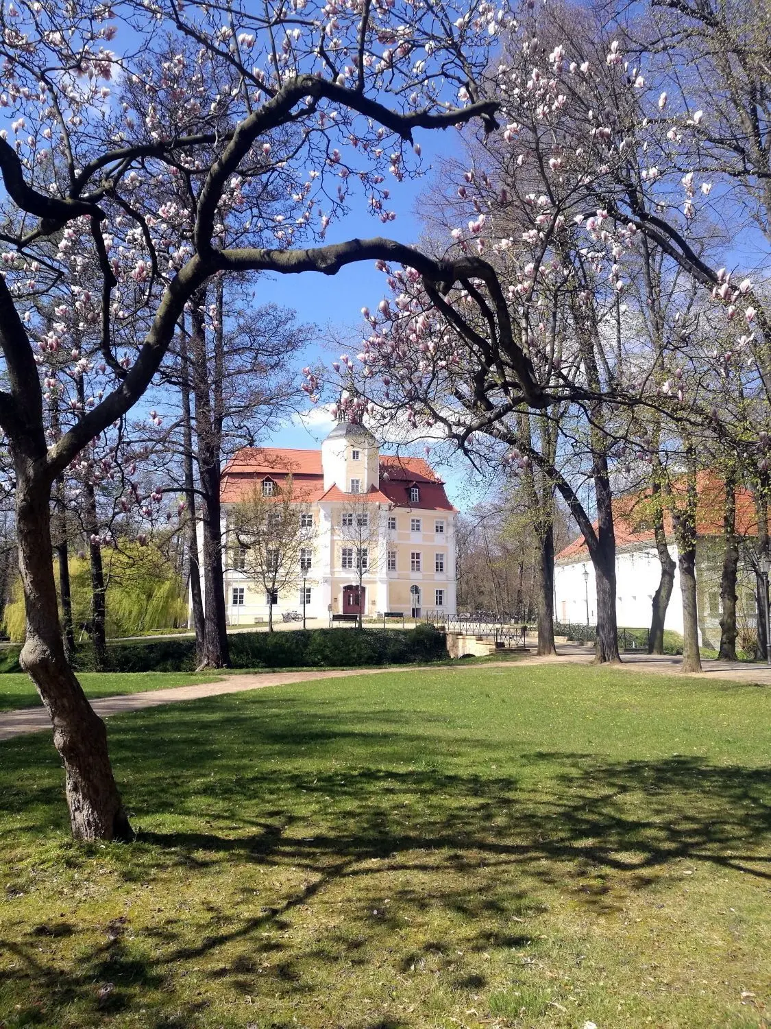In die malerische Kulisse des Vetschauer Schlossparks wird pünktlich zum Frühling eingeladen: Der Tanz in den Mai steht auf dem Programm.