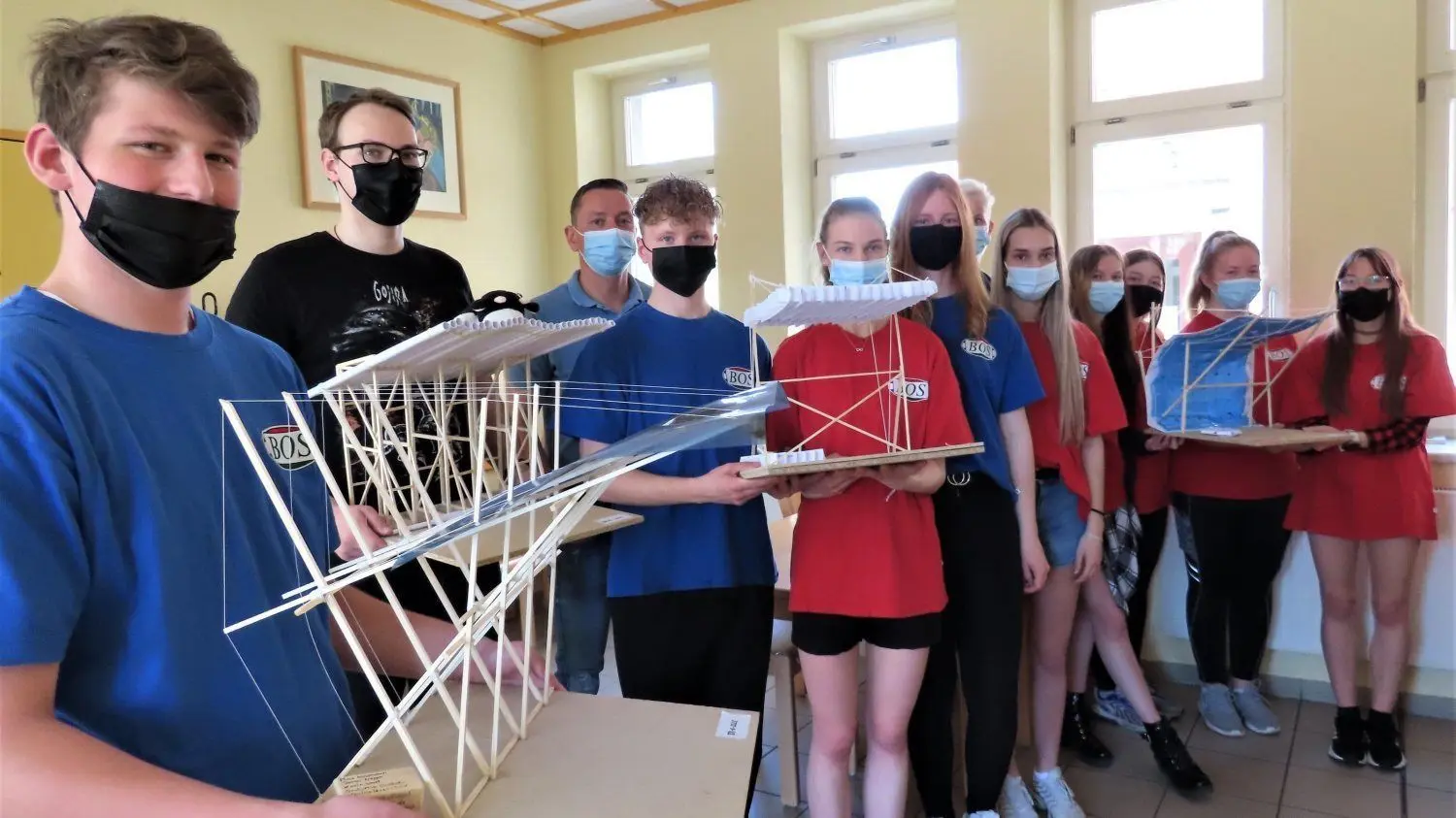 BOS Spremberg: Mit solchen filigranen Stadion-Modellen haben die Zehnklässler zwei 3.Preise im Schülerwettbewerb der Ingenieurkammer gewinnen können.