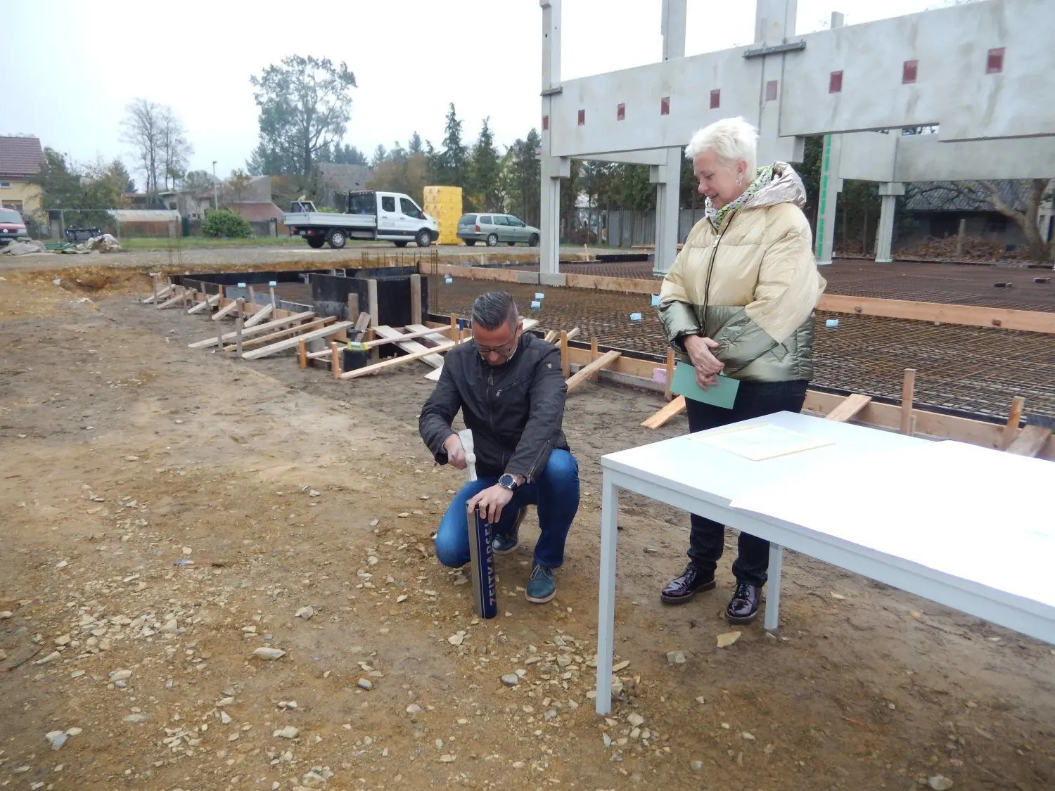 Der Neubau der Turnhalle in Keune – hier Sirko Nitzschke, Fachbereichsleiter Gebäudemanagement, und Bürgermermeisterin Simone Taubenek bei der Grundsteinlegung – gehört zu den zentralen Vorhaben im Jahr 2019/20.