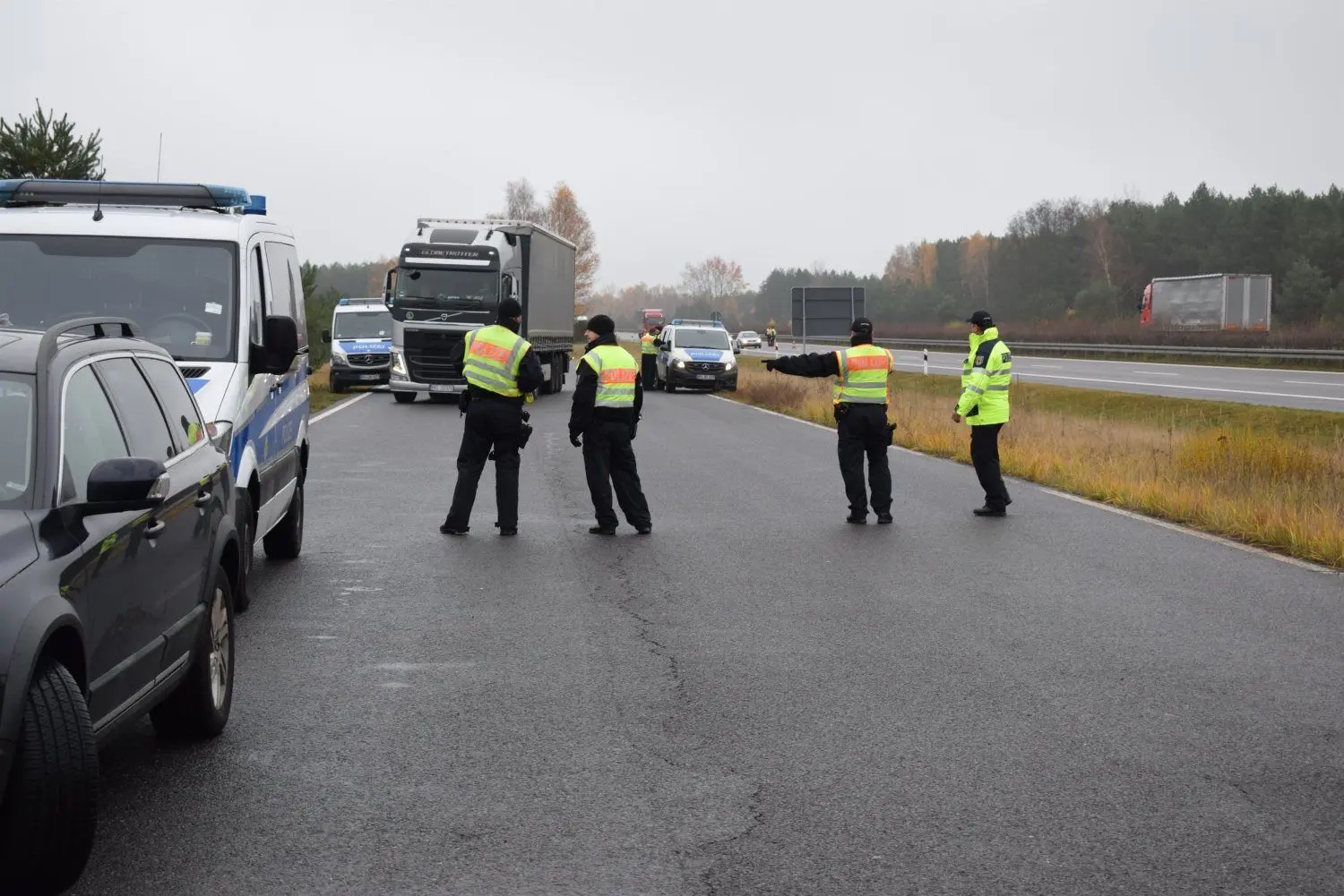 Eine großangelegte Polizeikontrolle fand am Mittwoch an der deutsch-polnischen Grenze statt. Die Beamten der Bundespolizei nahmen dabei unter anderem bei Bademeusel Fahrzeuge unter die Lupe. Dabei sei es diesmal schwerpunktmäßig um das Thema illegale Einreise gegangen, erklärte Polizeihauptkomissar Matthias Lehmann.