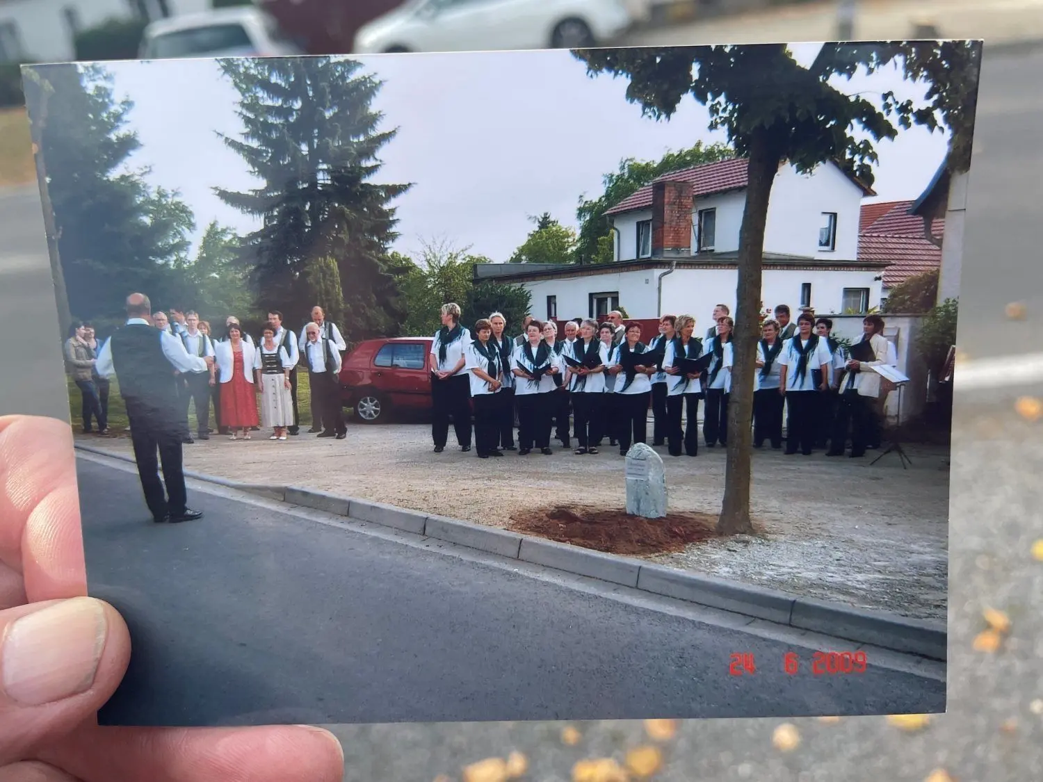 Ein Foto aus dem Jahr 1995 erinnert an die Einweihung der Chorlinde.