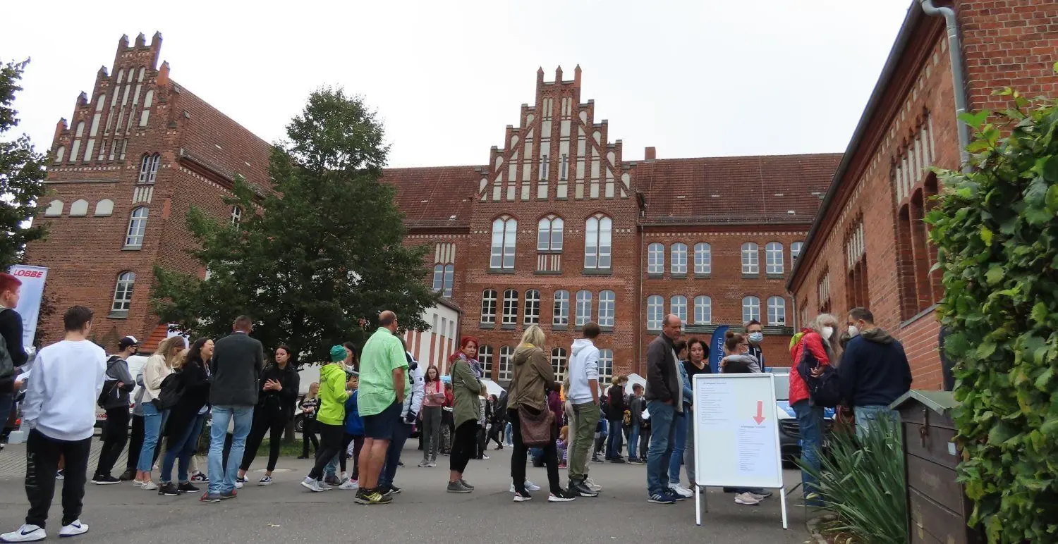 Schlange stehen mussten auf dem Schulhof der BOS die Besucher*innen der Ausbildungsbörse: Coronabedingt durfte in die Turnhalle nur eine bestimmte Anzahl von Menschen.