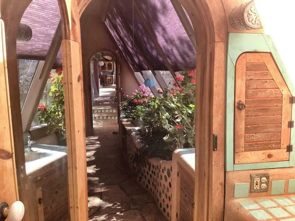 Ein typischer Hausflur in einem Earthship entlang der südlichen Fensterfront.
