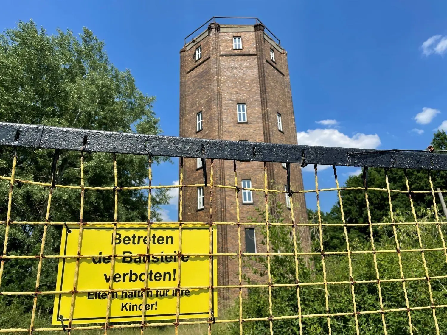 Der Musiker und YouTuber Fynn Kliemann hat den Gubener Wasserturm gekauft. Welche Pläne er hat, ist noch unklar.