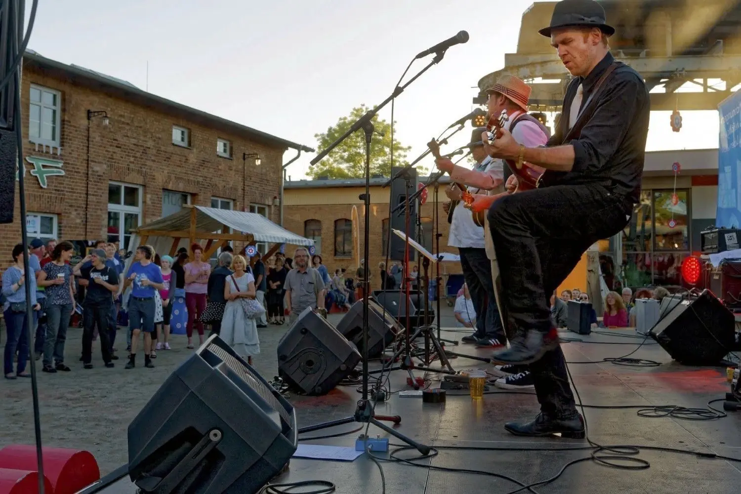 Das Außengelände des Gleis 3-Kulturzentrums hat sich als Spielstätte für die Polka-Beats-Konzerte bewährt. ⇥