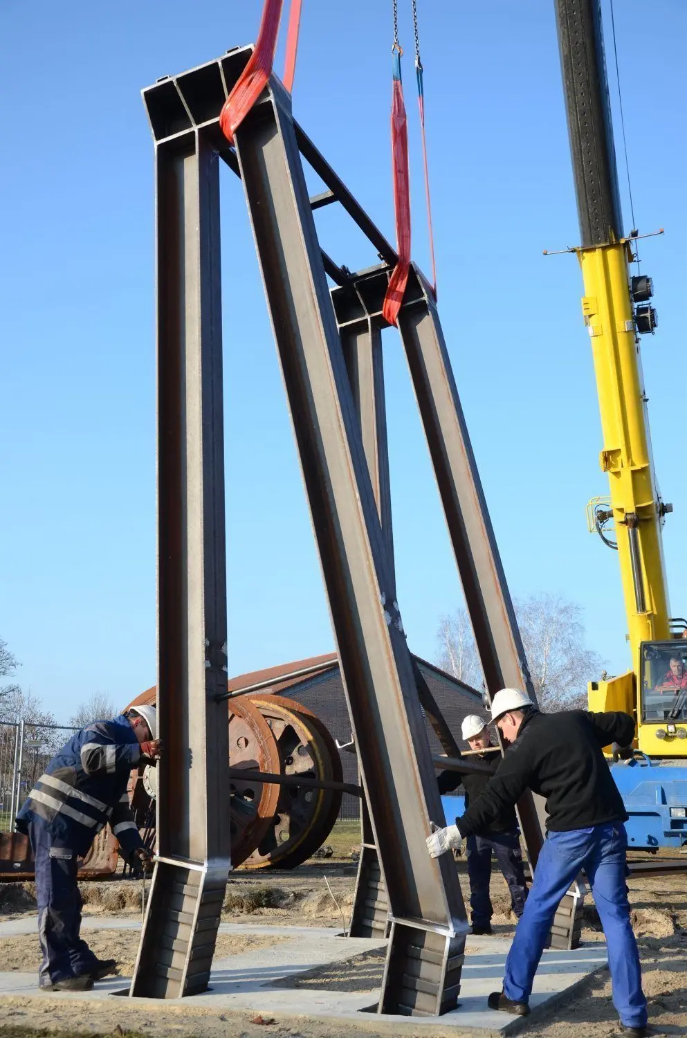 Langsam versinken die Füße der Stahl-Pylone im Fundament. Kommende Woche wird an den Trägern schweres Tagebaugerät befestigt.