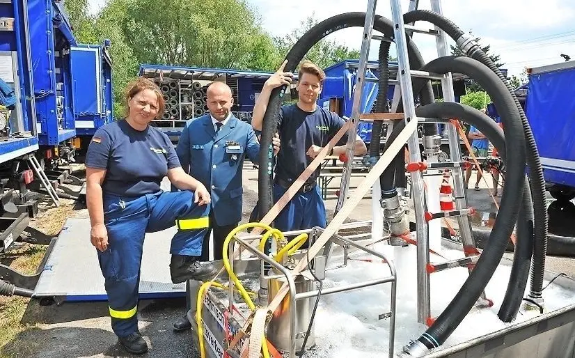 Stolz führen Elke Reinhold (l.) und Kay Gammelin (r.) gemeinsam mit ihrem Gruppenführer Mario Badack die Pumpen aus ihrem Einsatzgebiet vor.