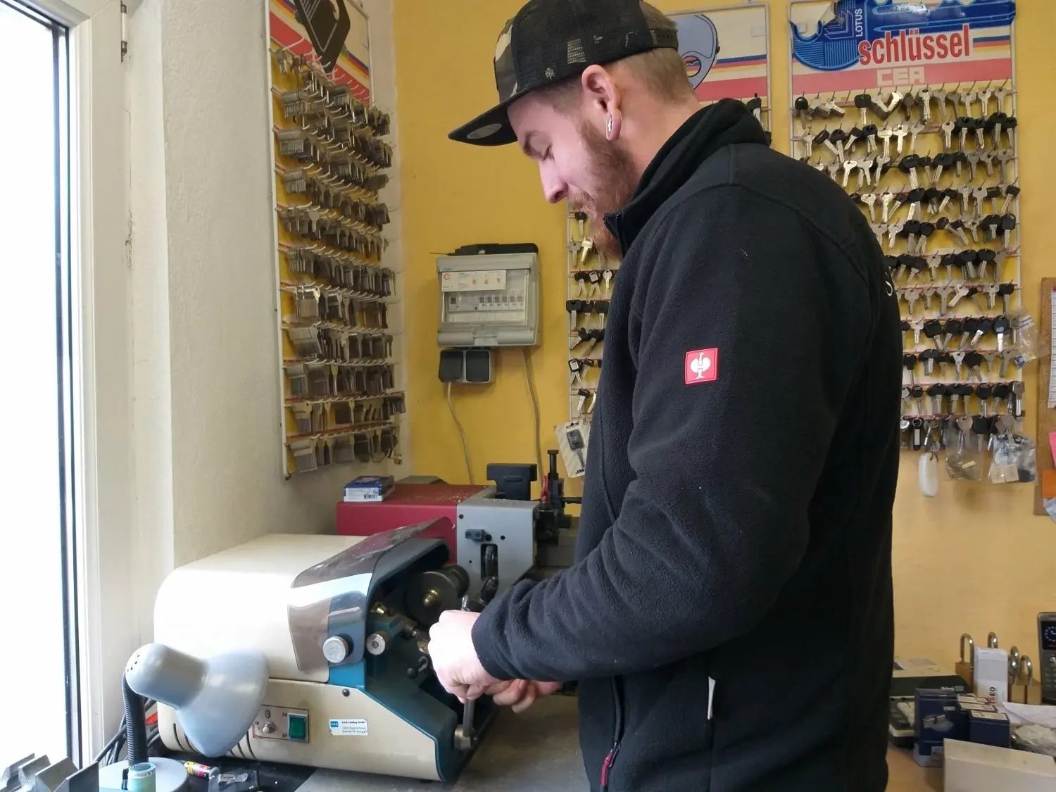 Bastian Wülknitz in der kleinen Schlüsselwerkstatt, in der er jetzt der Chef ist.