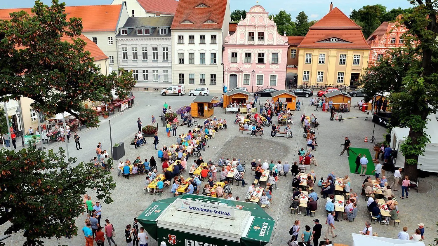 Zahlreich hatten die Luckauer rund um das Wasserspiel an den liebevoll hergerichteten Tischen Platz genommen, um die Marktplatzeinweihung gemeinsam zu feiern.