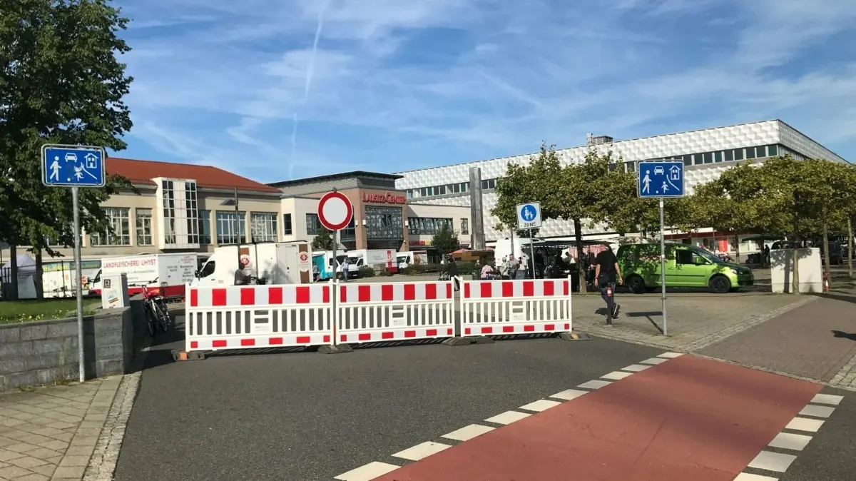 Es wird leider eng: Das Stadtfest bringt im Bereich Lausitzhalle Einschränkungen an Zufahrten und auf Parkplätzen mit sich.
Es wird leider eng: Das Stadtfest bringt im Bereich Lausitzhalle Einschränkungen an Zufahrten und auf Parkplätzen mit sich.
