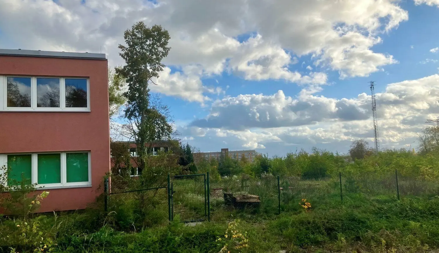 Vom heutigen Obdachlosenheim (links) bis zur Kreuzung Herrmann-Straße und Stauffenberg-Straße im Hintergrund: Die Zeit der großen Brache im einstigen Hoyerswerdaer Wohnkomplex IX endet innerhalb der kommenden zwei Jahre.