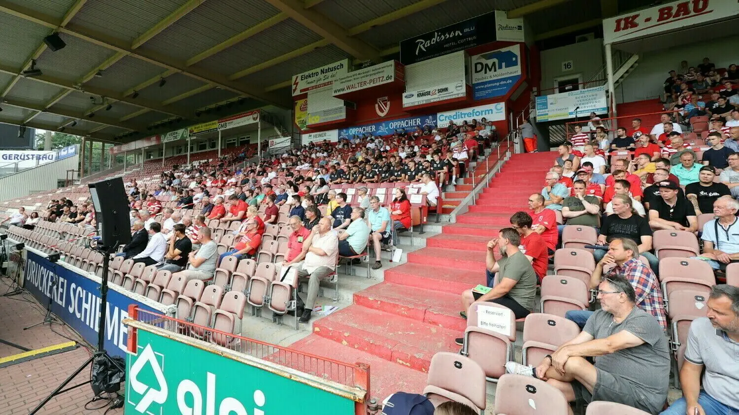 Die Mitgliederversammlung von Energie Cottbus fand auf der Westtribüne im Stadion der Freundschaft statt.