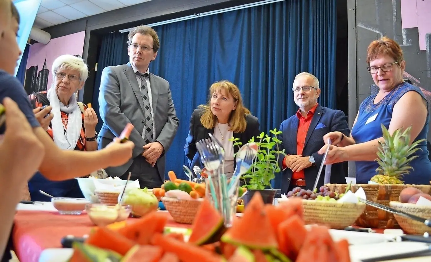 Silvia Melde (r.) erklärt, wie viel Obst und Gemüse täglich gegessen werden sollten. Mit dabei: Ministerin Köpping (Mitte) und OB Skora (2.v.r.).