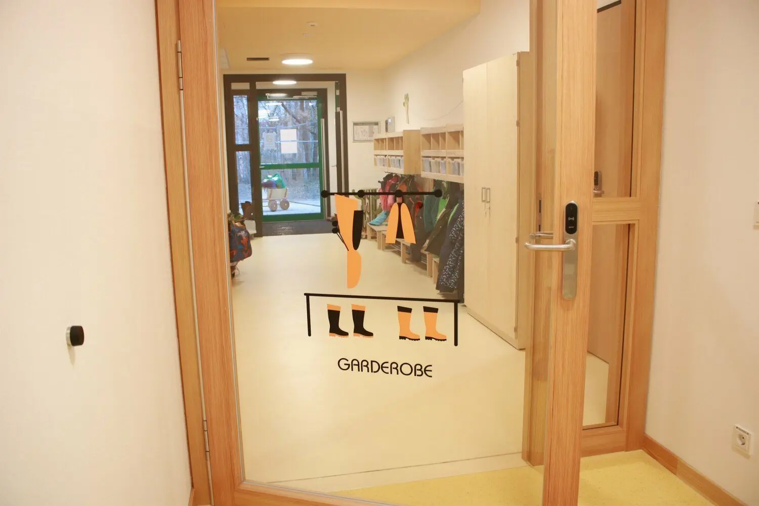 Helle Farben, Holz und einfache Bilder geben Orientierung in der neuen Kita „Am Roten Nil“ in Lübben.