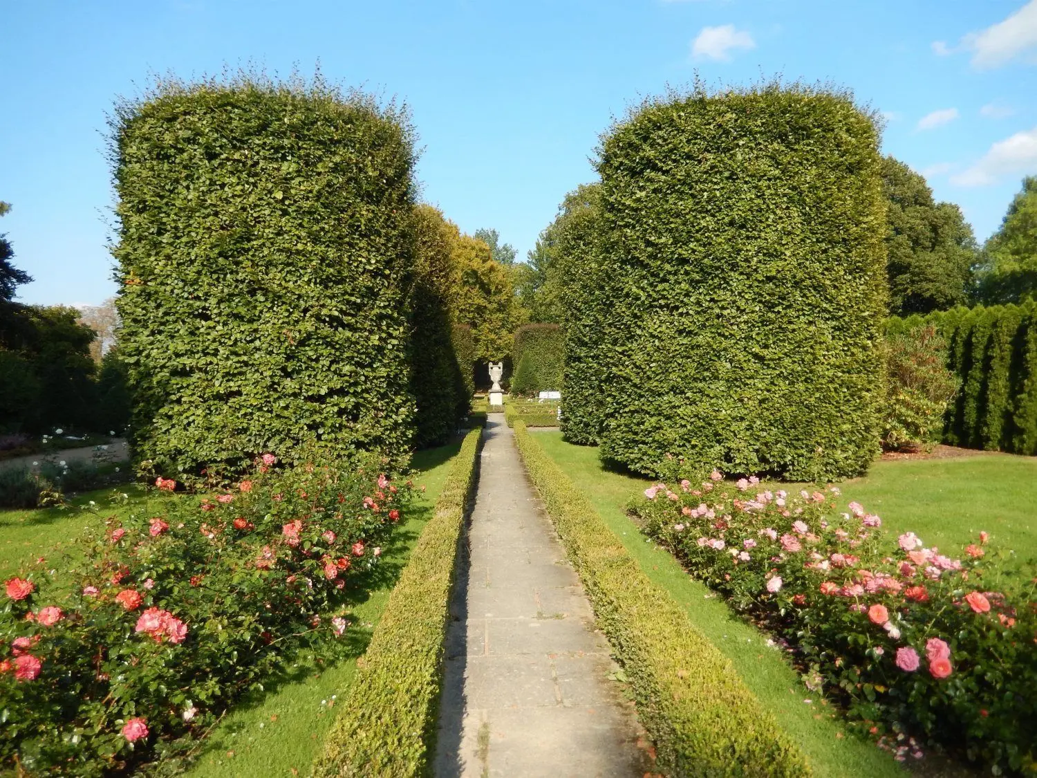 Der Teschendorffgarten - hier sollen die mit Betonplatten vesehenen Wege erneuert werden.