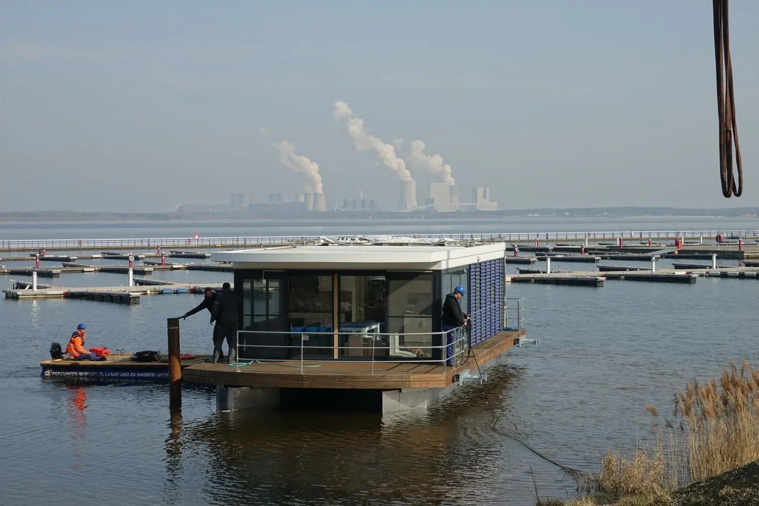 Das Hausboot wird an seinen Liegeplatz bugsiert.
