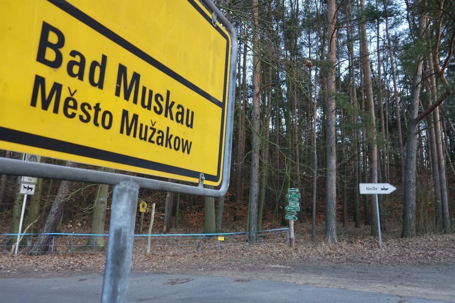 An der Gemarkungsgrenze zu Bad Muskau und damit an der Landesgrenze Brandenburg-Sachsen ist Schluss mit dem Elektrozaun, der die Wildschweine abhalten soll. Dann spazieren die Tiere eben dran vorbei...