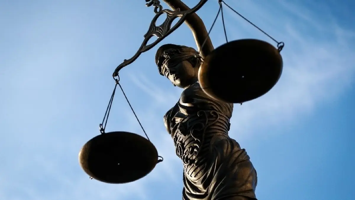 Jetzt entscheiden Gerichte darüber, wie es mit dem Lehrer aus Hennigsdorf, der rechte Symbole als Tattoos auf seiner Brust hat, weitergeht.
ARCHIV - SYMBOLFOTO - Eine Statue der Justitia hält in Bamberg (Bayern) eine Waage in ihrer Hand, aufgenommen am 09.09.2014. Am Landgericht Regensburg beginnt am 16.10.2017 der Mordprozess gegen einen 42-jährigen Mann, der seine Lebensgefährtin brutal erschlagen haben soll. Foto: David-Wolfgang Ebener/dpa +++(c) dpa - Bildfunk+++ | Verwendung weltweit
