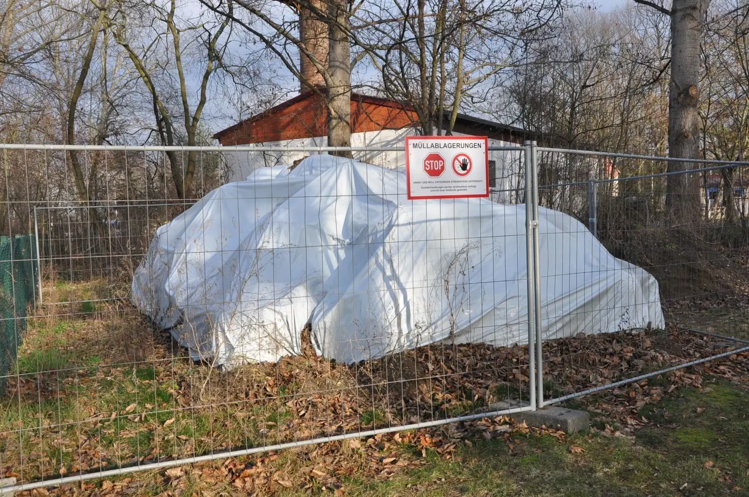 Die Kosten sind explodiert. Der Landkreis hat die Dachpappe vom Abriss der alten Oberschule in Bad Liebenwerda an der Turnhalle zwischengelagert. Im zurückliegenden Jahr waren die Mehrkosten für die Entsorgung im Haushalt nicht eingestellt